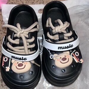 Source Unknown Black Kids Sandals with White Music Strap and Beige Laces
